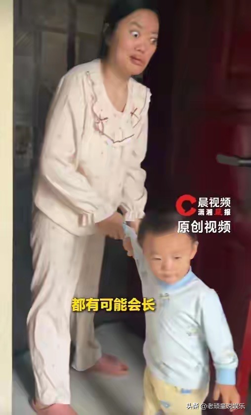 湖南一女子生完孩子后不幸双目失明、双耳失聪，产前产后的状态判若两人。9月17日，当事人的妹妹易女士告诉记者，怀孕之前，姐姐是长沙一所中学的英语老师。她热爱生活，每逢长假，就喜欢四处旅行。不幸的是，她患有先天性神经纤维瘤病。

曾经的她站在讲台教书育人，闲暇时奔赴山川湖海，日子鲜活又明亮。谁也没有想到