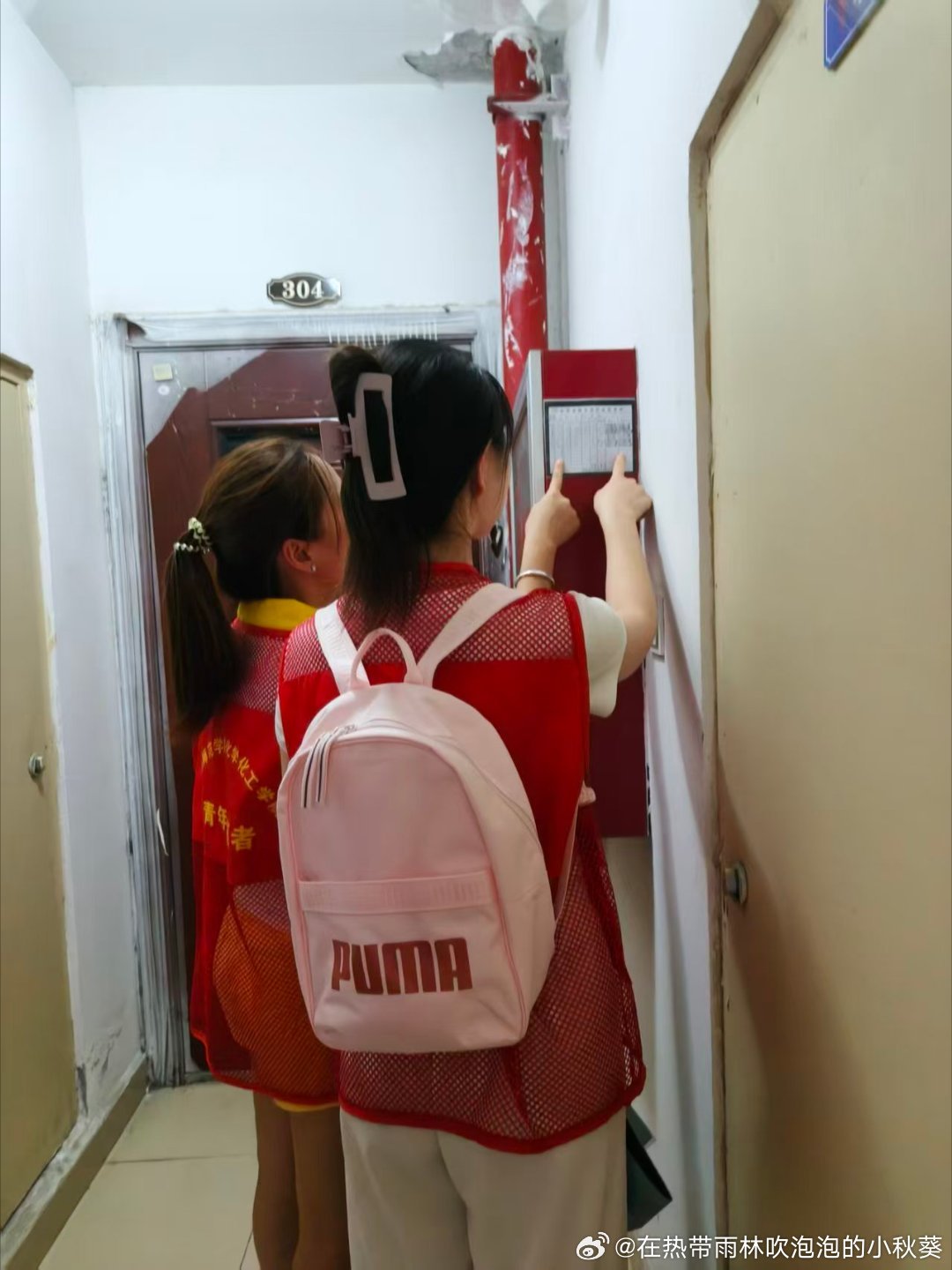 #商丘师范学院##三下乡# 社会实践｜抓实电梯安全检查，守护居民出行上下平安
       电梯作为高层小区居民高频使用的特种设备，电梯安全直接关系千家万户的出行平安。本次社会实践活动，实践团队针对小区电梯开展安全专项检查学习。
       实践人员走进楼栋，实地查看电梯轿厢内部环境，仔细核对轿厢 ​