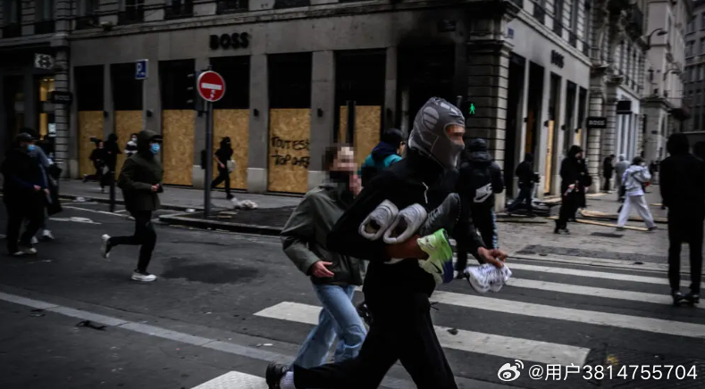 据美国《纽约邮报》等外媒报道，法国当地时间17日爆发全国性示威活动，引发严重暴力骚乱。法国多地奢侈品门店成为袭击目标，劳力士、爱马仕、路易威登等品牌在内的多家门店遭到洗劫。
《纽约邮报》称，在法国波尔多，抢劫者砸毁了苹果、路易威登和爱马仕等门店橱窗。法国地方媒体称，法国马赛市中心许 ​