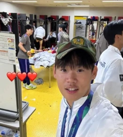 韩国U23亚运夺金后，队长李期奕对着镜头举起金牌喊出“不用去军队了”，队友梁民革直言“金牌和奖杯根本不重要，我们只盯着免兵役这一件事”。更扎眼的是，朴升秀赛后把退伍帽戴上拍照发到社交平台炫耀，帽子上还带着预备役标识。韩媒前一天还在拿中国U23庆祝铜牌说事，转头自家球员就把“为国争光”四个字踩得稀碎。