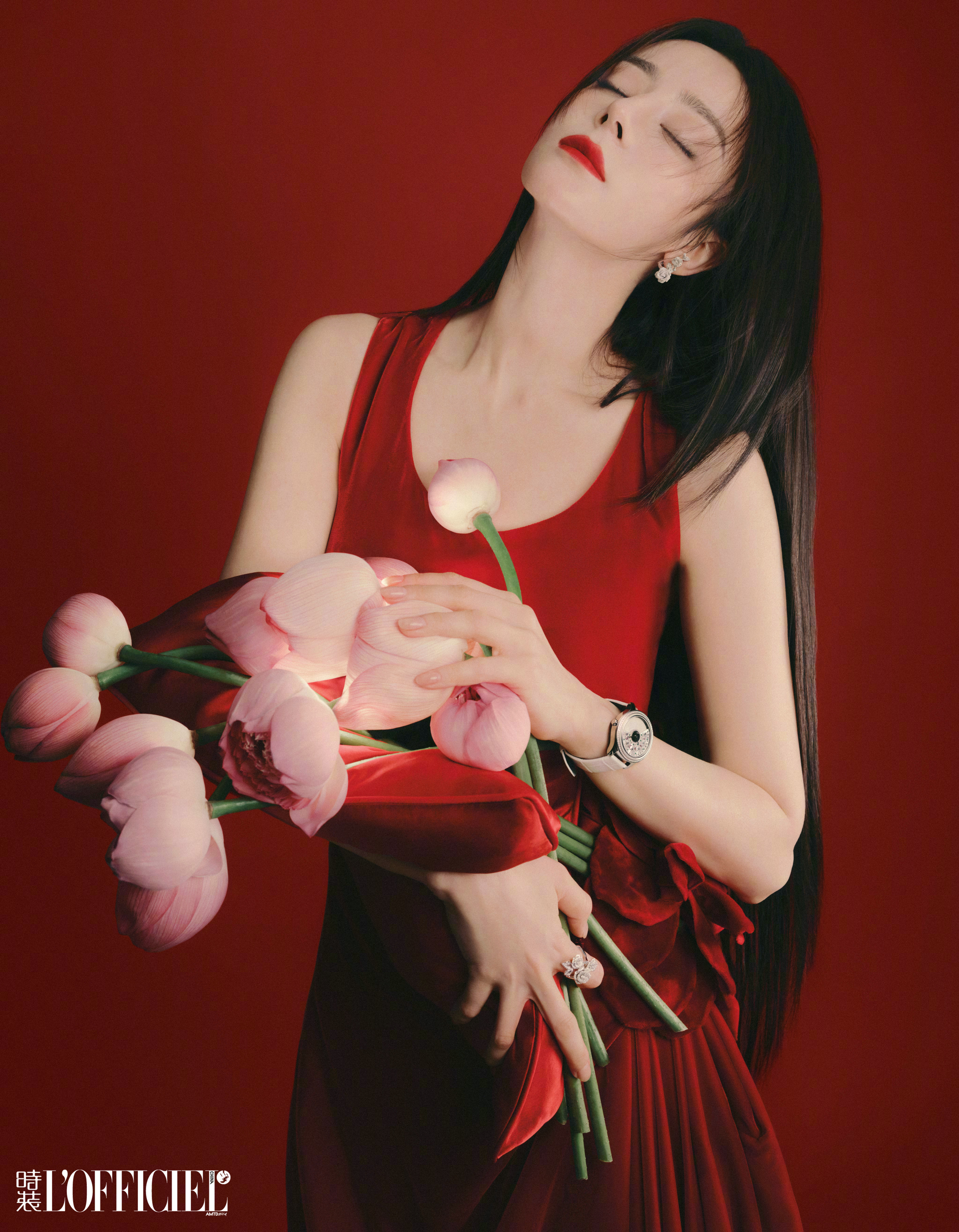 #迪丽热巴时装十月封面# 

美巴来啦  ～  前脚闪耀巴黎大显夺目风采 ！紧接杂志迎来新收获 ，时装 、腕表 、珠宝 、彩妆 、手袋齐齐发力 ！三封面坐镇时装 LOFFICIEL 十月新刊 ，迎来双方第八度的合作 ，正式接驾 Dior 女郎年内大刊版图实现再进阶 ！[打call] 

封面 ：迪丽热巴 
摄影 ：王磊 & 蒋堃
 ​