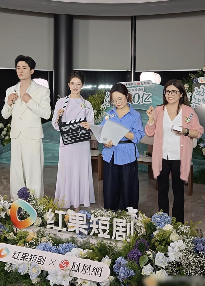 30亿爆款庆功宴上，编剧把女主角名字直接拉黑了。10月16日《好雨知时节》直播，观众狂刷编剧、导演、男主名字，弹幕齐刷刷消失，唯独女主大名畅通无阻。郭宇欣工作室甩锅平台系统故障，说艺人没后台权限。编剧叶非夜反手晒出客服录音，实锤屏蔽词是主播侧设置，精准避开三个人，巧合到离谱。她直接喊话：公开操作日志