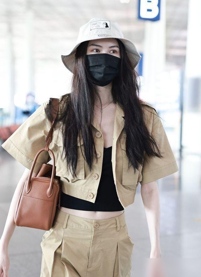 机场那套工装，何穗穿着马丁靴踩出来的步子，比很多人的业绩还硬。
瘦是真瘦，脸上一点肉没有，下颌线能割人。有人说她跟杜鹃一样，瘦出了高级感。可这高级感背后，是刚生完孩子一年，子宫瘀血做了二次手术。
2025年10月生的儿子，小名叫小太阳。2026年1月自曝术后恢复，5月还在聊当妈的感悟。转头10月