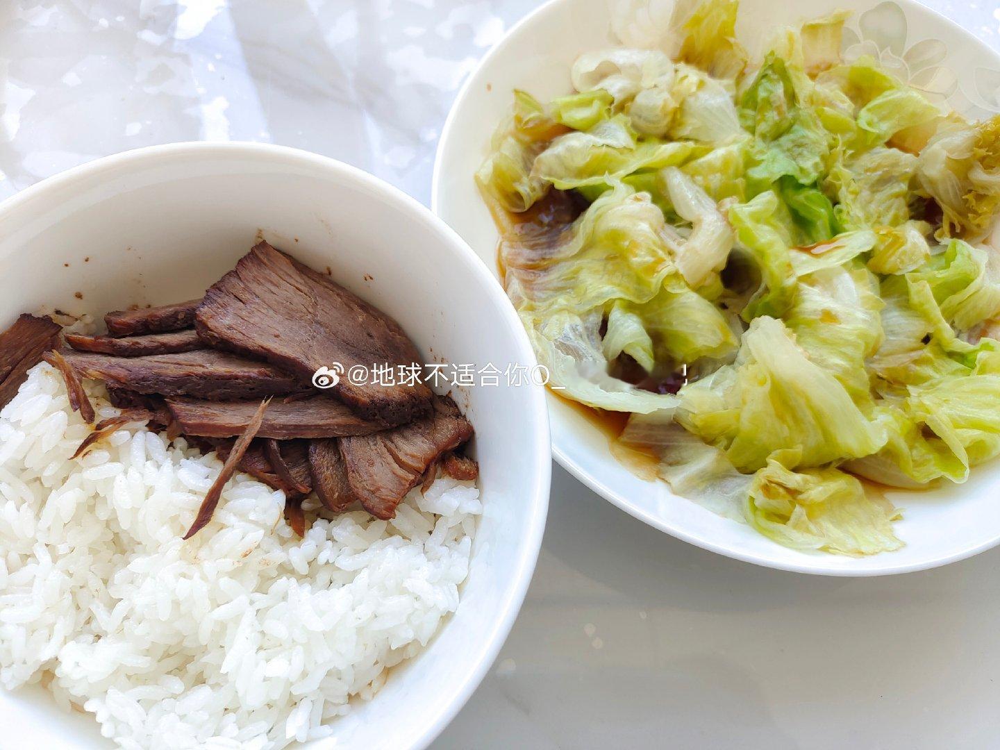 #每三餐# 
早餐：玉米＋鸡蛋＋橘子
加餐：苹果
午餐：米饭＋牛肉＋生菜
加餐：饼干＋牛奶
晚餐：猪肉韭菜馅饼＋豆浆＋黄瓜＋胡萝卜

好累啊

天天走路累得不行[苦涩]
还得爬4楼

走不动

事情少一点
一切顺顺利利[奥特曼][奥特曼][奥特曼] ​