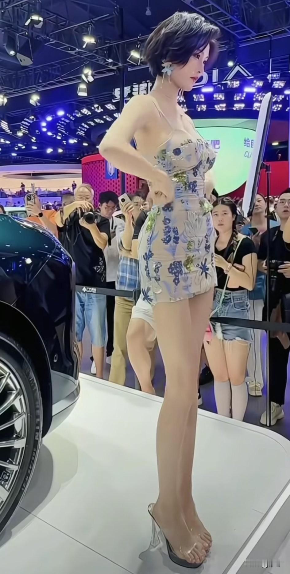猜猜这个站台是哪个？
现场围了很多的摄影爱好者，
不仅吸引了很多男性，
还吸引了一些有个性的小姐姐，

尤其是那个胖胖的小姐姐，
身材也非常的哇塞，
但是和这位模特相比就略显肥胖，

看她的表情就知道，
她也是羡慕嫉妒恨了，
毕竟女生都很羡慕别人的身材，

虽然她长得也还凑合，
但是和极品在一起相比
