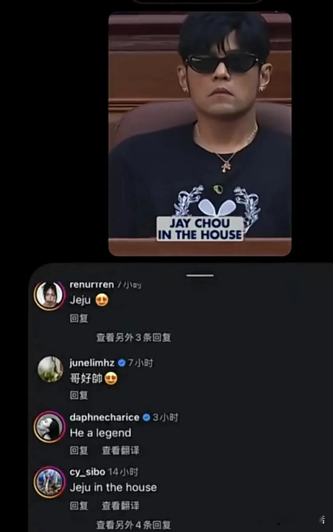 上海劳力士大师赛，主持人当着全场介绍他，用的是&国著名歌手&34;这几个字。

台下的人笑一笑，这事通常就翻篇了。

周杰伦没笑过去。转头，这段现场视频出现在他的外网账号上，文案一个字没多写，还是&34;我国著名歌手&34;。

再往前数，奥运会那几年，群星大合唱扎堆，词曲多半由别人代笔。他自己动手写下过一句：&34;我