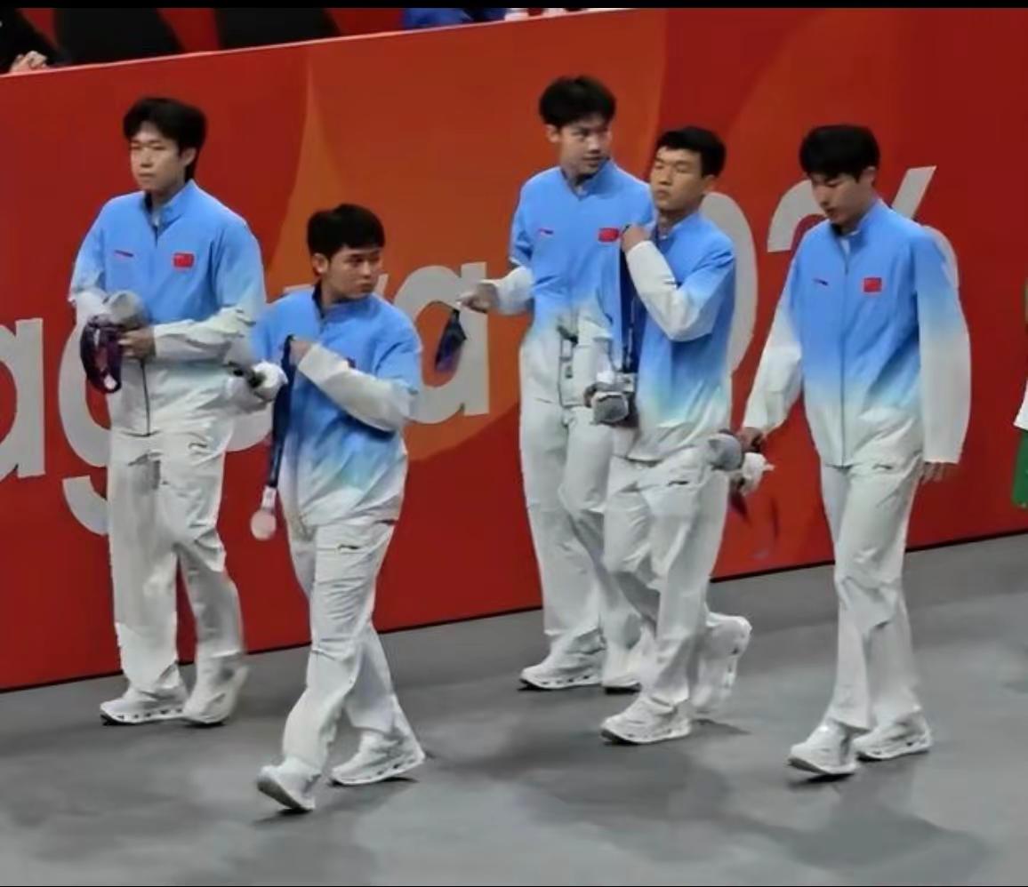 遗憾！国乒男团2‑3不敌日本。亚运会男团决赛，中国队2‑3不敌日本队，遗憾摘得亚军 。赛场拼到每一分，年轻队员拼尽了全力。竞技体育有输有赢，失利是警醒，沉淀总结，期待下次卷土重来。 国乒 乒乓球 亚运会 中国男乒2比3日本