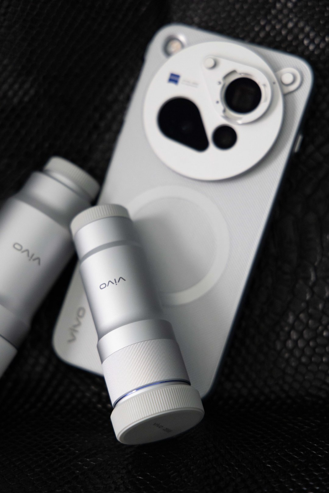 今年的vivo X500 Pro Max外观依旧经典，银灰色的机身配合点点星光的反射，简约耐看又包含小巧思，这次的摄影套装除了增距镜，还新增一块遥控屏，拍摄操控更顺手。 ​