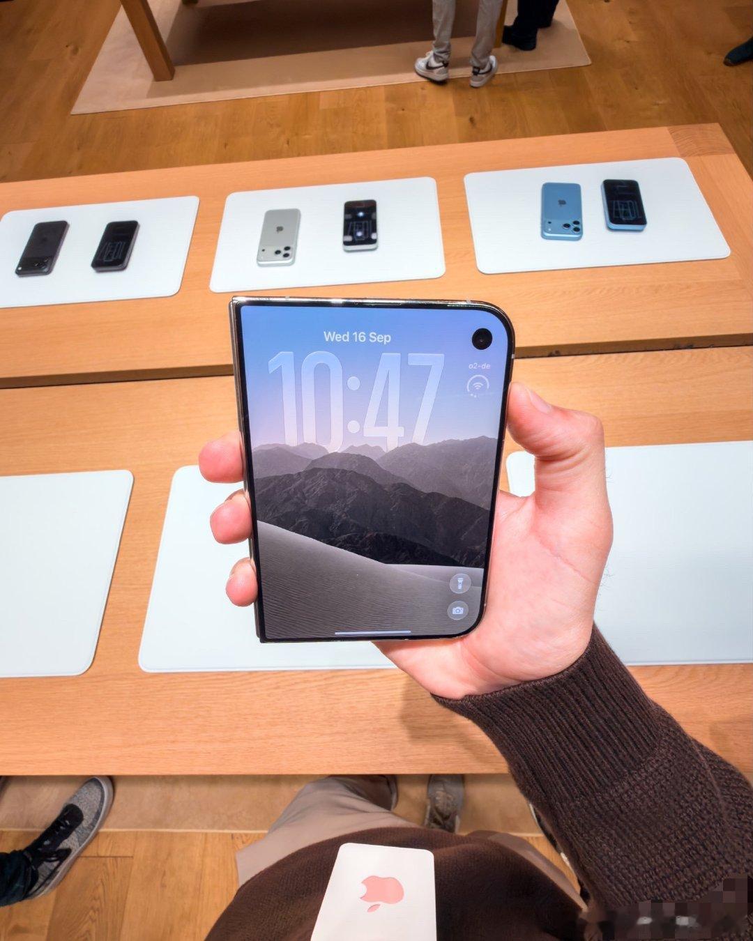 #iPhoneDuo难产#iPhone Duo整机组装良率仅约60%左右，距离成熟量产标准仍有明显差距。
iPhone Duo的铰链生产遇到了瓶颈。该铰链并非传统单一金属转轴，而是由多层复合结构组成，每一层的应力分布均通过AI算法仿真优化。 ​