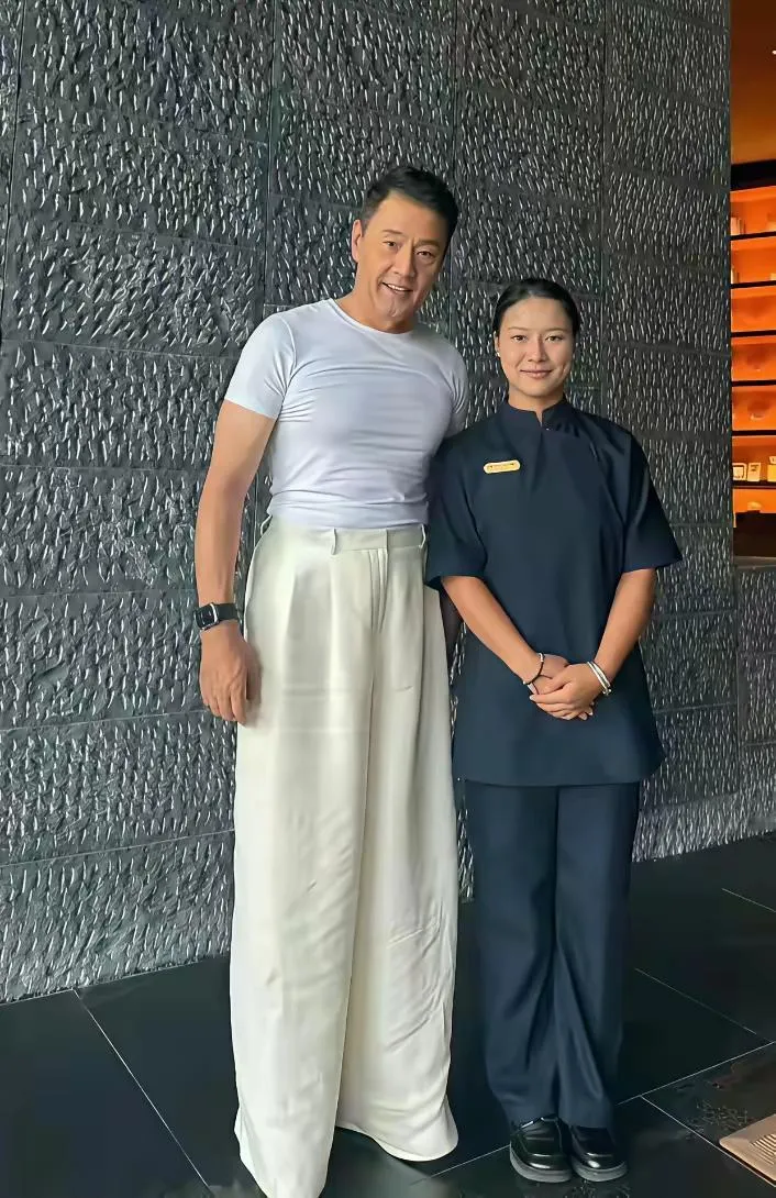 我滴个天呐！大荧幕里看着身材很一般的一个人，现实中竟然是如此的高大威猛！怪不得那