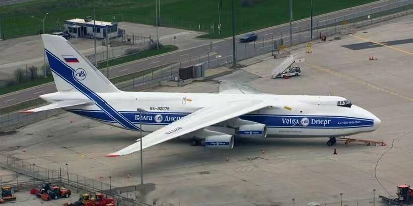 2022年2月27日，伏尔加-第聂伯航空一架载着新冠快速检测试剂盒的安-124-100货机（RA-82078）从东大飞抵加拿大多伦多机场，从此再也未能离开。由于加拿大对俄飞机关闭领空，该机无法从皮尔逊机场起飞，随后被转移到一处偏远的存放设施。在过去的四年半里，这架飞机的存放费用持续上涨。此后该航司就此限制提出了上诉，而据《加拿大飞行员》杂志报道，加拿大联邦法院于今年8月18日驳回了该航司的上诉，称该航司未能证明加拿大当局的决定不合理或违反了程序公正原则。2023年6月，加拿大联邦政府更依据《加拿大特别经济措施法》（SEMA）下令没收伏尔加-第聂伯航空这架安-124运输机。伏尔加-第聂伯航空公司认为加拿大当局的行为构成非法扣押其飞机，并已提起国际仲裁航空创作计划