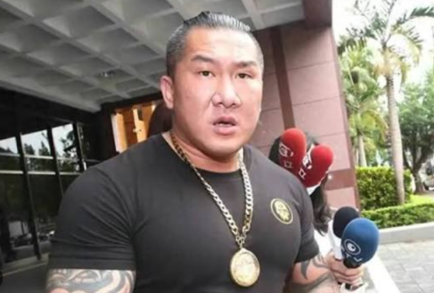 台湾网红馆长在直播里亲口确认，今后再也不组织台湾年轻人赴大陆的自由行采风活动了！每次跑大陆全是亏本买卖，有人说他是蹭完热度就跑路，可知道内情的人算完账都沉默了：这一年多跑遍大半个大陆，他不仅没赚半分带货钱，前前后后倒贴了几百万，连岛内打拼多年的生意都快赔垮了！

从2025年首次踏入大陆开展采风相关