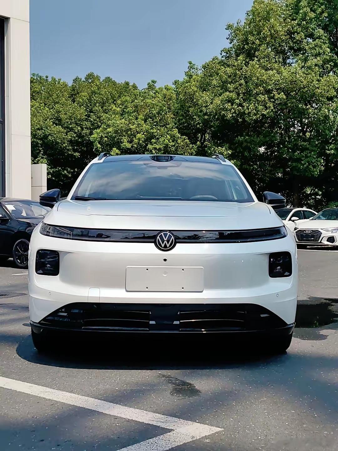 #一汽大众回应易立竞10连问#回看T6这台车，它本身就是一套方法论的落地样本。听劝——中方主导产品定义，决策链路重构，用户槽点直接变成产品改进项；创新——CEA本土架构从底层升级，智能座舱和智驾全面重做，跻身行业第一梯队；坚守——德系底盘调校、安全测试标准、400余项电池验证一样不删。13.59 ​
