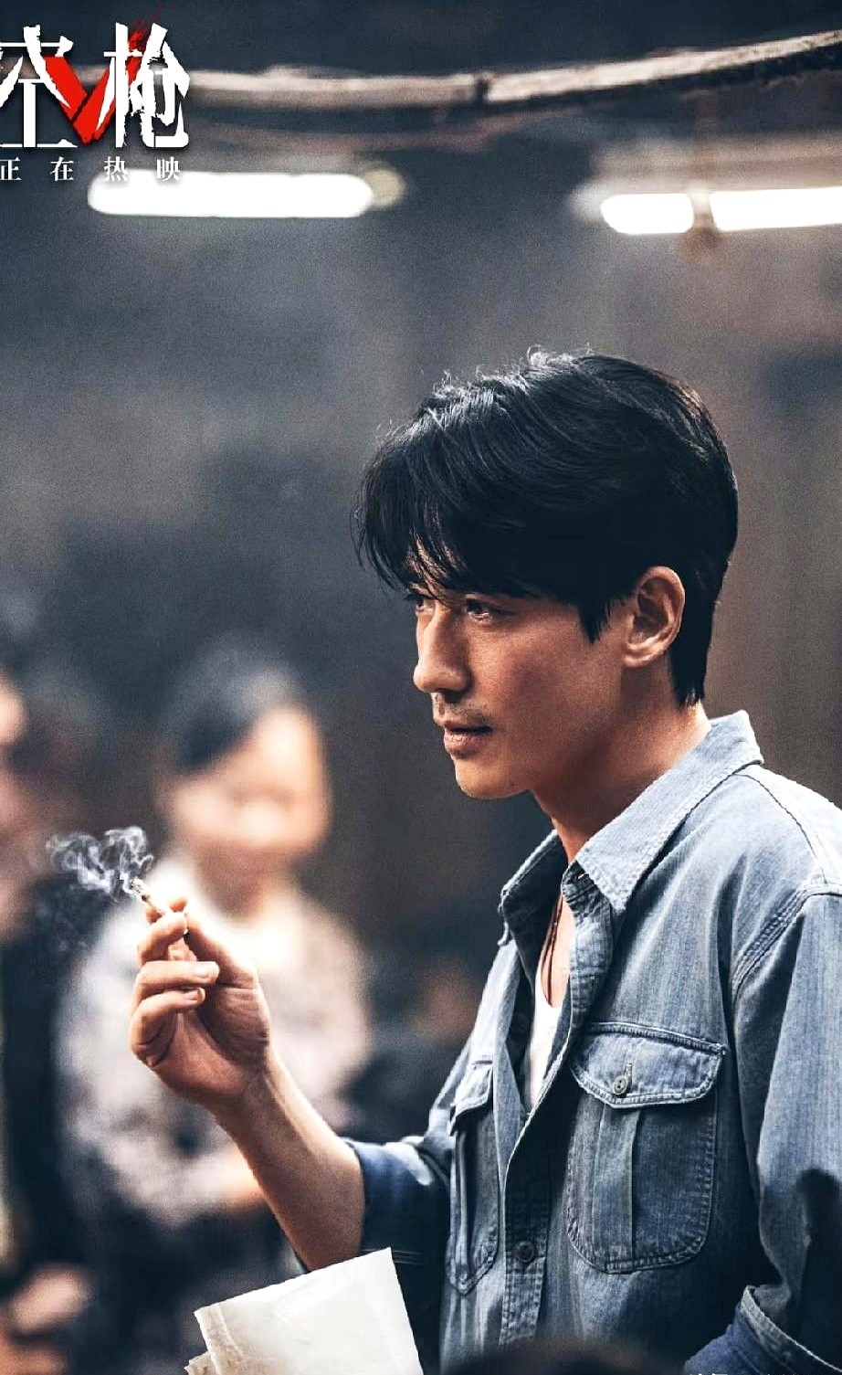 业内老前辈指着监视器撂下一句话，他演一百个角色，就是一百条命。

看空枪时，很多人盯着大银幕愣是没认出朱一龙。脸还是那张脸，但佝偻的背影、闪躲的眼神，把本人痕迹洗得干干净净。

圈内人私下交底，他拍戏不是在演，是在扒皮。把定型的标签亲手砸碎，再把骨血揉进新躯壳里。在这个圈子，别人恨不得天天挂在热搜上