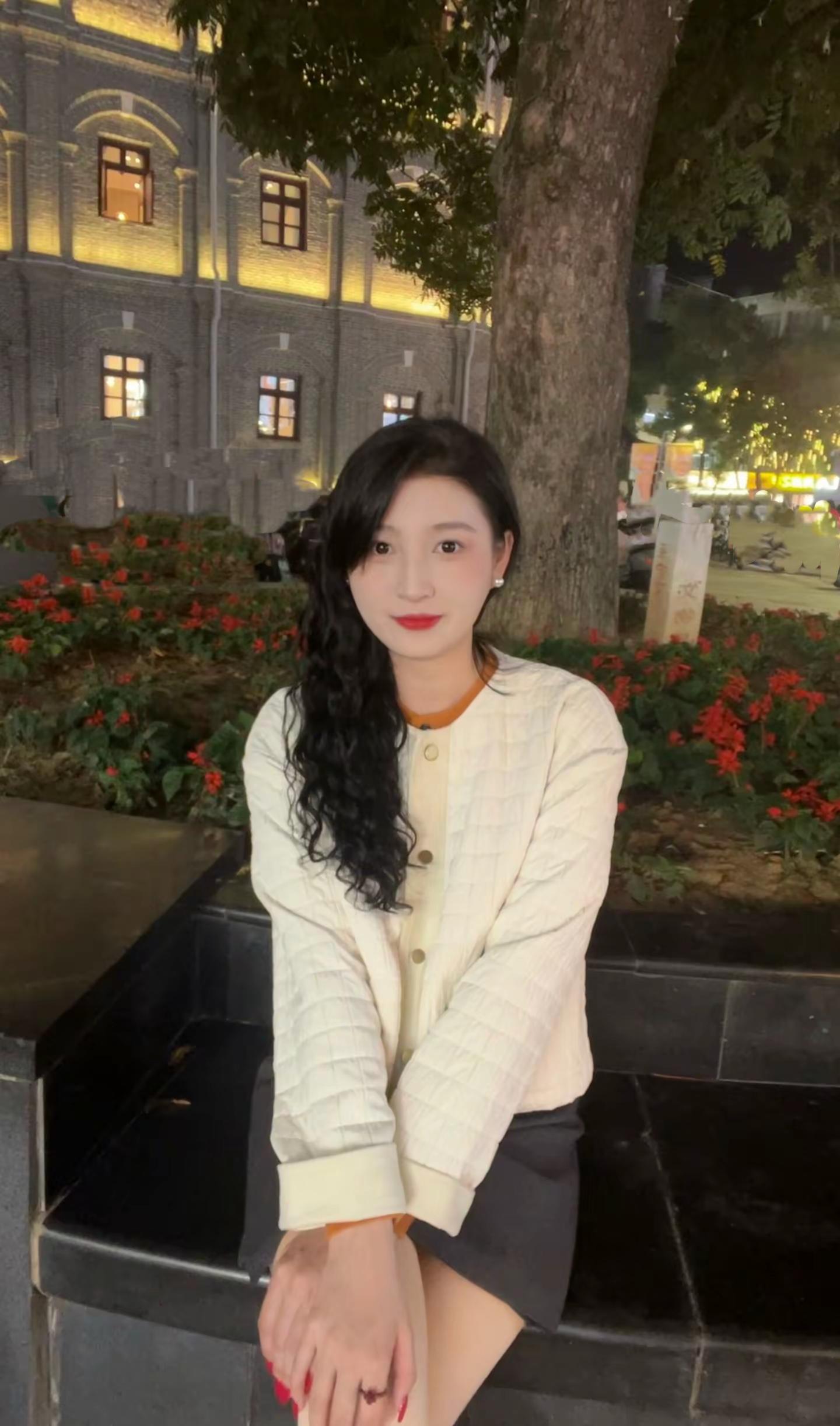 <p>笨蛋美女 <!--{img:0}--><!--{img:1}--...