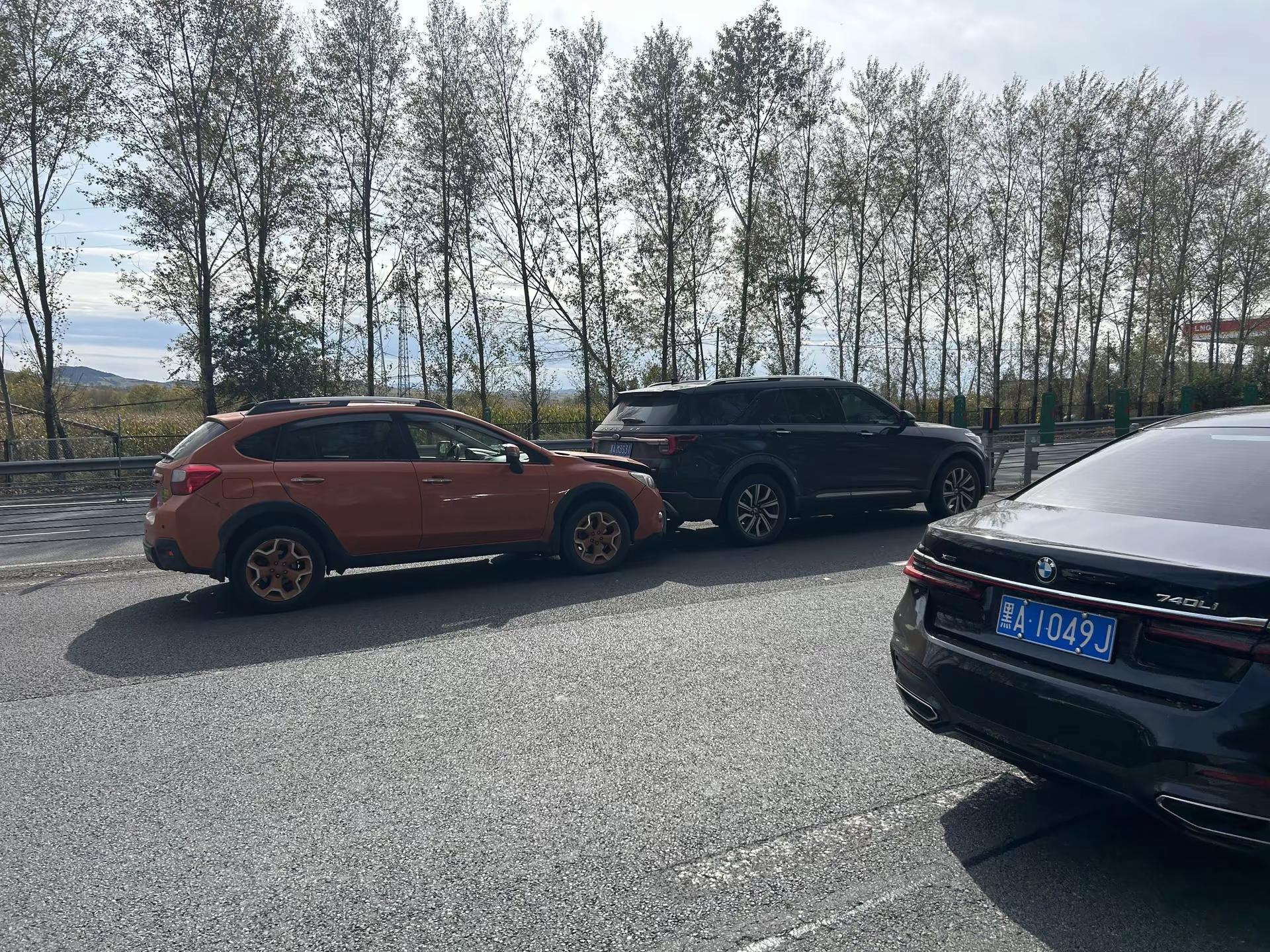 国庆假期，大探被追尾。 国庆假期开着福特探险者，在高速被追尾，还好大探够硬，救我🐶命！废点油怎么了！2027款新福特探险者 大型长途穿越旗舰SUV 假期结束后的真实状态 绥化福特车友会