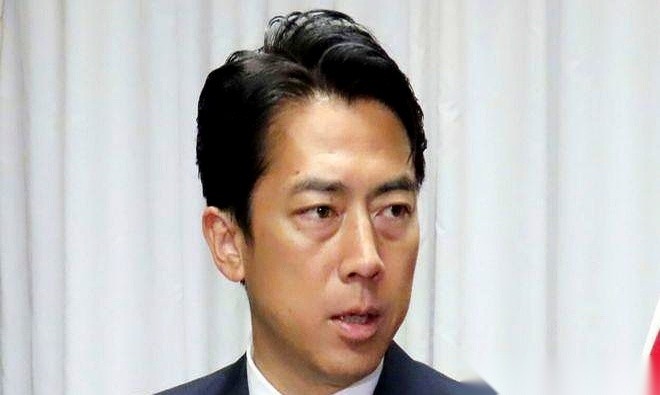 最近日本防卫圈里闹出了一出大戏，讨论的核心就一件事：日本自卫队到底要不要雇外国人来当兵。
前几天，一家颇有背景的日本智库，领着几个前防卫高官，把一份建议书直接递到了防卫大臣小泉进次郎的手边。建议书里的话很刺耳：人实在招不到了，赶紧让外国人穿上自卫队的制服吧！结果风声刚漏出来，小泉进次郎转头就在国会记