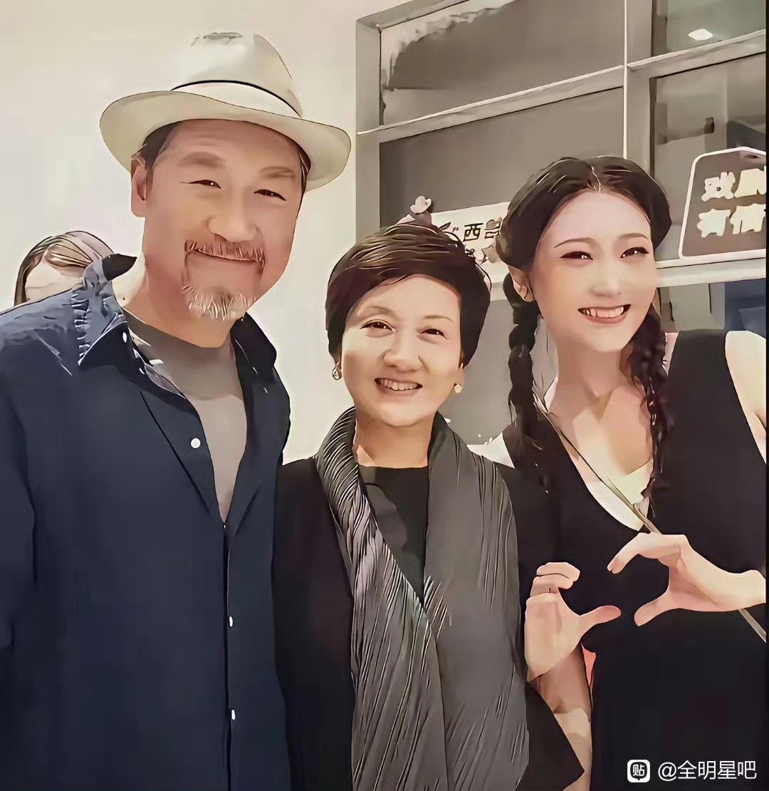 张国立夫妇收养的闺女张可碹长大了，眉眼间像极了张国立，邓婕对她视如己出，引起网友热议！ ​