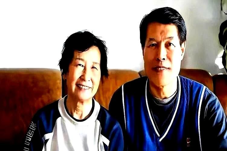 张镇麟在球场上再怎么炸裂，见着这位低调的老太太，也得规规矩矩喊一声舅姥姥。

老太太叫耿孟慧，平时看着不起眼，可她身后的家谱能把半个中国篮坛串起来。她老伴儿，是篮坛泰斗蒋兴权。

这家的体育基因强得吓人。儿子蒋鑫打羽毛球打出名堂，女儿蒋旭直接披上国家队女篮战袍。后来蒋旭嫁给了张镇麟的舅舅，两家彻底结