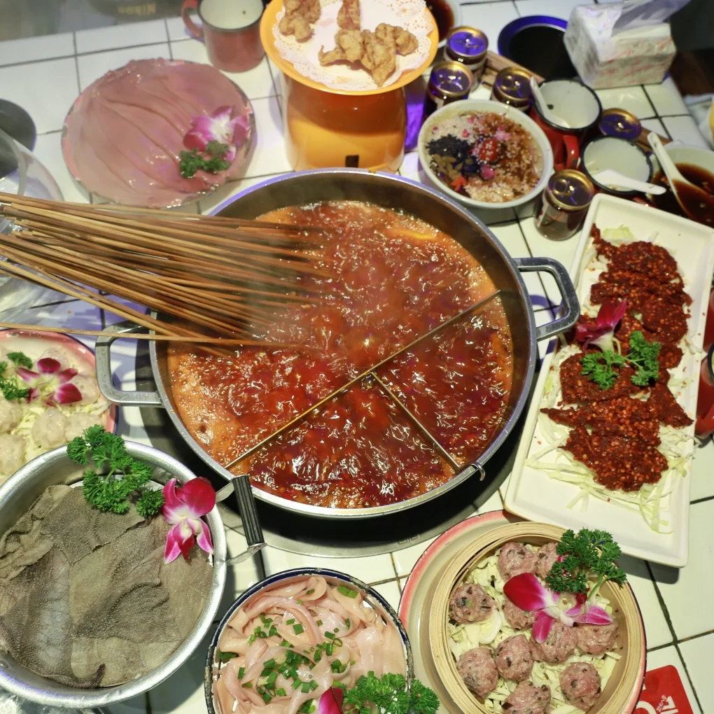 这家店是很早之前就种草的一家串串店了！勒家串串最大的特色就是他的冰汤圆了，颜值超