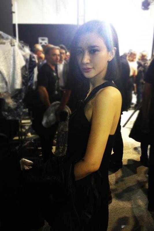 一袭黑色长裙加身时，那流畅的线条贴合着她的身体曲线，仿佛把夜的静谧与...