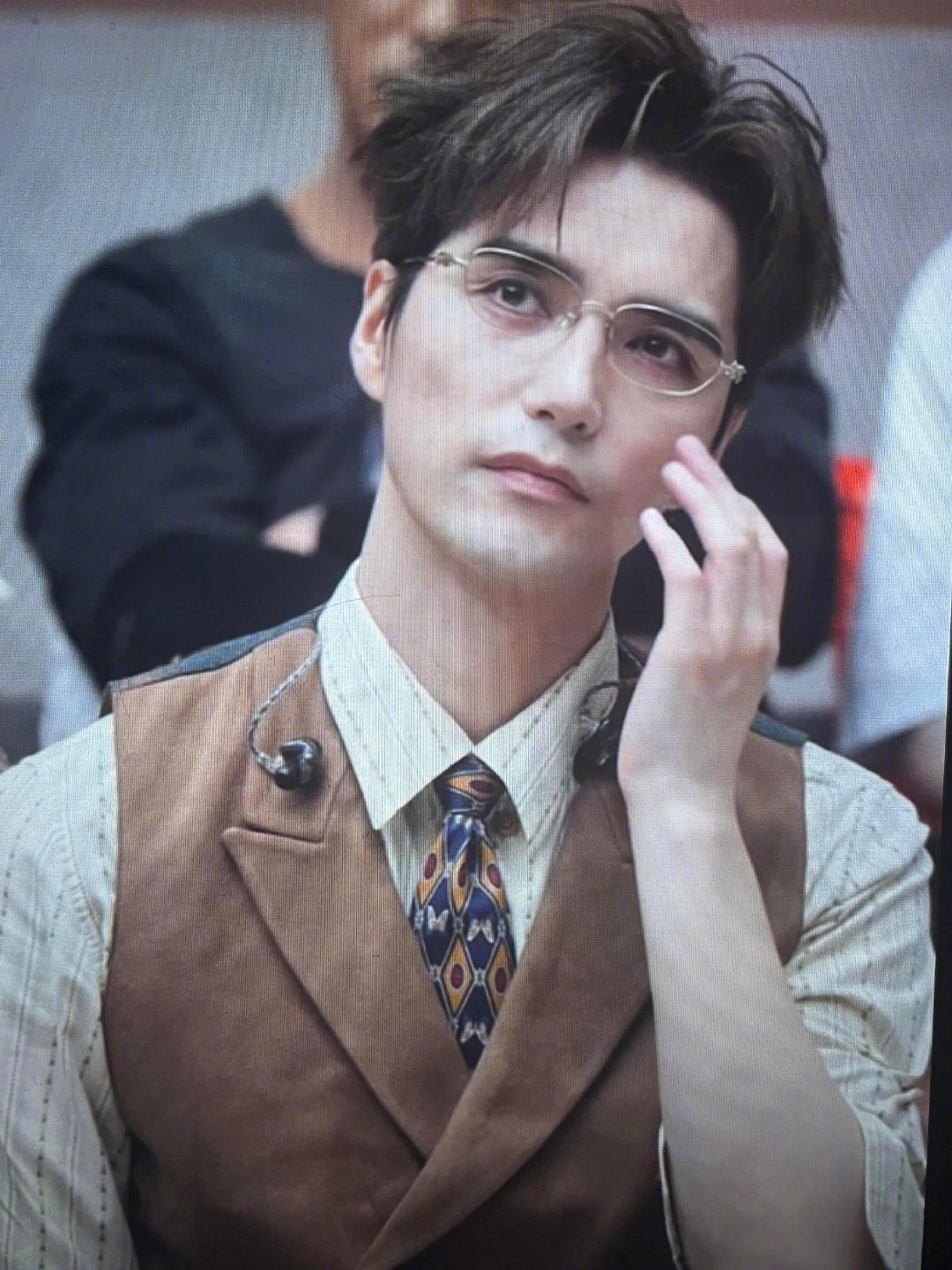 #余文乐披哥拒绝唱跳# 余文乐不唱跳，我的快乐直接砍半。本来还幻想他跟年轻哥哥来个反差舞台，结果一句不跳把路堵死。但更让我意难平的是阿云嘎——专业舞蹈演员出身，开场蒙古舞那么惊艳，结果三期了还没跳过。嘎子哥，你什么时候安排上？#披荆斩棘的哥哥# ​