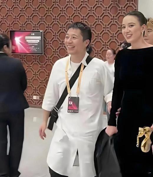 宋佳这婚结得太值了，嫁给王伟之后，奖拿到手软。每次领完奖，她都和老公王伟一起离场，甜甜蜜蜜的。宋佳算是隐婚一族，没搞什么官宣，但两人毫不避讳地同框，大大方方，特别自然。 ​