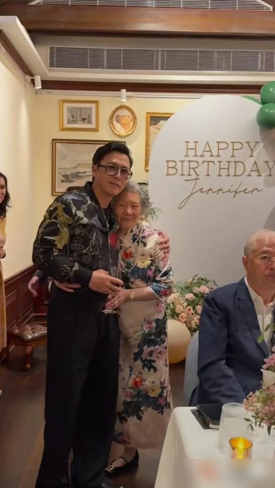 甄子丹的岳母徐莉君过69岁生日，四代同堂，老太太往那儿一站，腰背挺得跟尺子似的，脸上连条像样的褶子都找不着。网友都在感叹这状态像四十出头，我倒觉得，她最狠的地方不在脸上。
这老太太当年在加拿大做珠宝生意，家里规矩比生意经还厚。两个女儿三岁就被扔进舞蹈房，在家驼背要挨说，吃饭出点动静都要被盯。十八岁