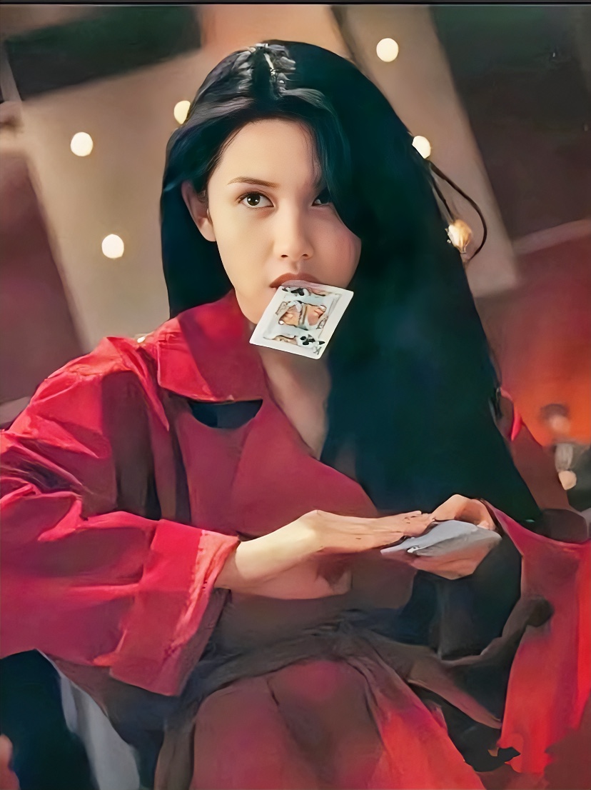 说邱淑贞是港风顶配天花板，真的没人能反驳。
九十年代港圈美人各有各的辨识度，钟楚红热烈野性，周慧敏清冷温婉，王祖贤鬼魅绝尘，唯独她把纯欲的分寸感捏到了极致。甜而不腻，艳而不俗，圆润柔和的脸型配着清澈的杏眼，笑起来梨涡浅浅自带稚气，切换镜头又能瞬间风情万种。
《赌神2》里红衣叼扑克牌的回眸，短短几秒成