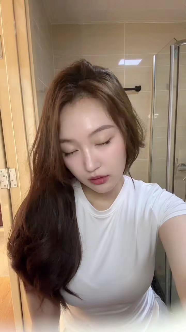 <p>笨蛋美女 <!--{img:0}--><!--{img:1}--...