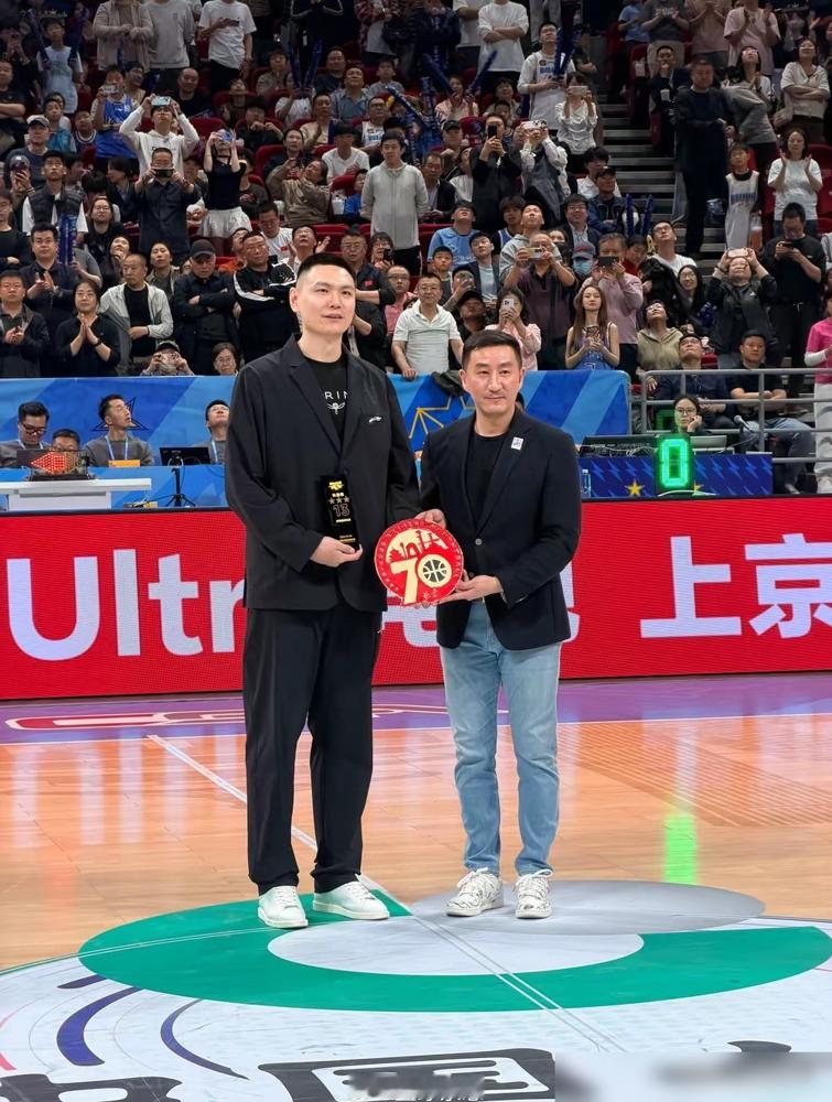 曾凡博摊牌了：伤根本没好，膝盖腰全疼，季后赛就靠止痛药硬顶。 打吉林...