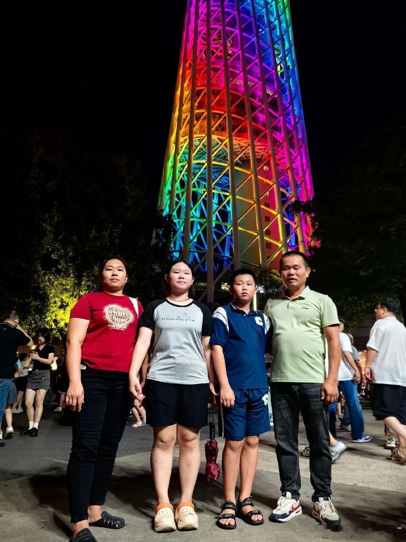 周末去咗珠江边散步，见到好多游客同广州塔合照。其实我哋本地人好少去，觉得好贵。但夜晚望住个塔亮灯，仲系觉得好靓。呢个城市好包容，有高楼大厦，又有城中村；有西关大屋，又有珠江新城。生活节奏快，但始终保留住一份悠闲。 ​