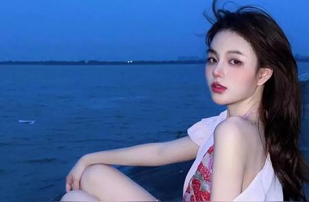 性感女神，倾国倾城。