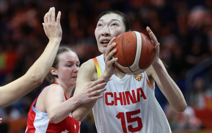 #女篮世界杯# 🔥杨毅点评附加赛对手！
波多黎各首发五人 4 个不到 1 米 8，这是中国女篮能拿到的最佳对位！中国女篮大胜意大利锁定小组第二，但是单场淘汰不能轻敌！波多黎各逼抢凶悍，曾在热身赛击败我们，9 月 9 日 23:45 冲击八强！

北京时间 9 月 8 日，评论员杨毅发文点评中国女篮 71‑51 大胜 ​