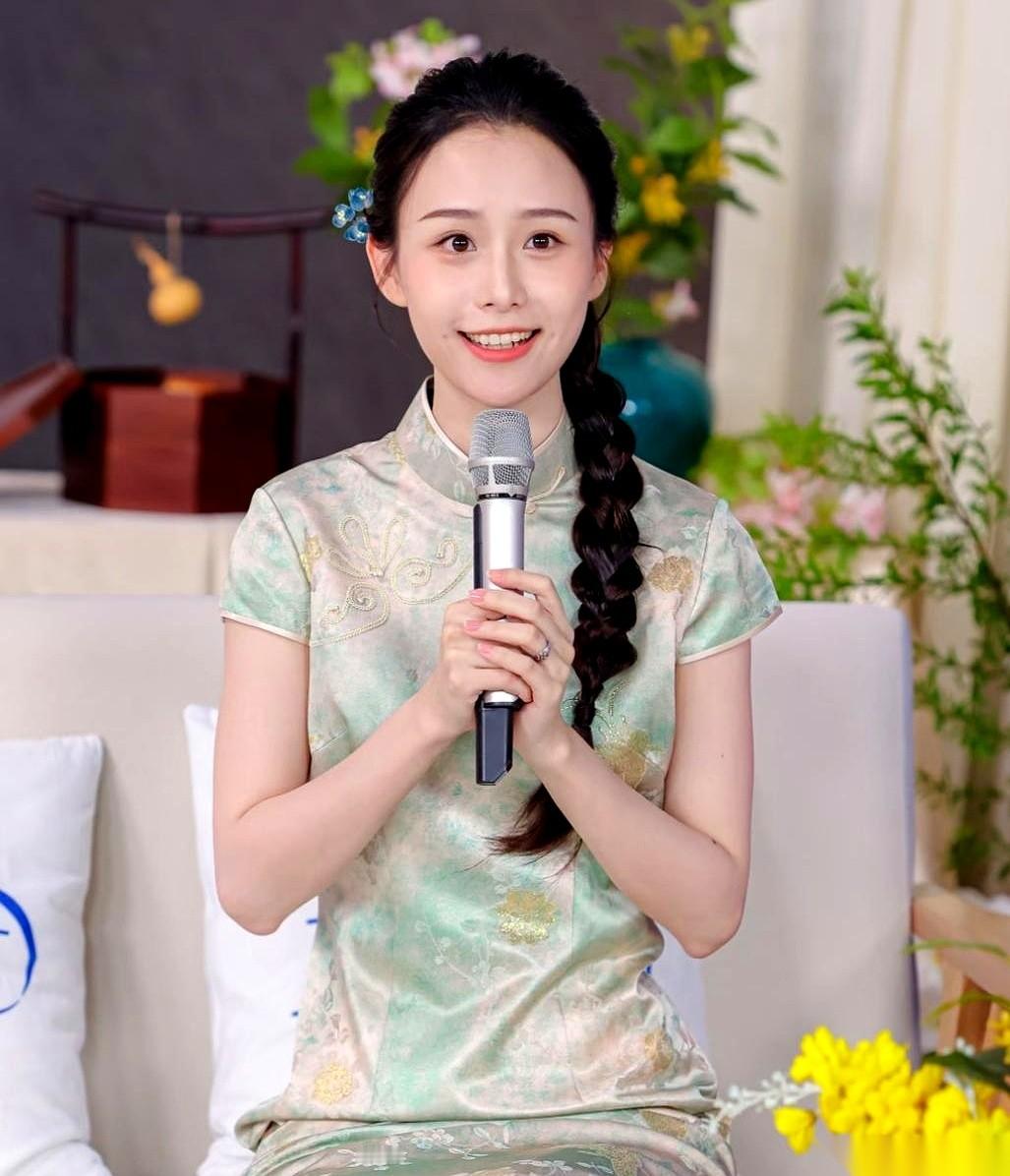 29岁的王晓慧刚正式转型当演员，她以前办婚礼和给儿子办抓周宴的照片，转头就被人曝光了。
她之前因为饰演“淑柔”让人有了印象。其实29岁正是成家立业的年纪，结婚生子本身再正常不过。让人觉得有点耐人寻味的是这个被曝光的时间点——以前她没说要当演员的时候，安安稳稳过着日子，根本没人去扒这些；现在前脚刚彻底