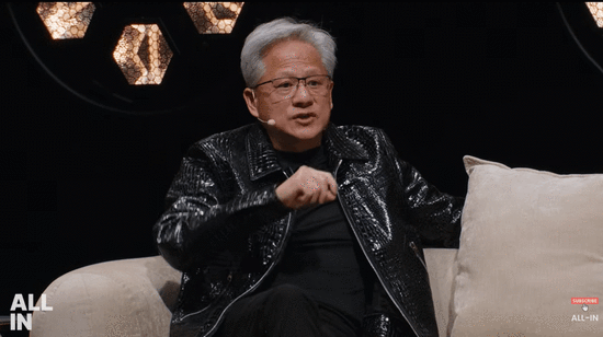 黄仁勋说了句，中国根本没空讨论AI末日。底下网友的回复很平静，平静得让人心里发凉！
英伟达CEO黄仁勋公开表示，中国没把时间花在争论AI会不会毁灭世界上，大家都在埋头把AI用起来。这话被外媒转出去之后，中国网友接住了，评论一条比一条实在，也一条比一条扎心。
有位天津的科技博主说得很明白，也许AI末日