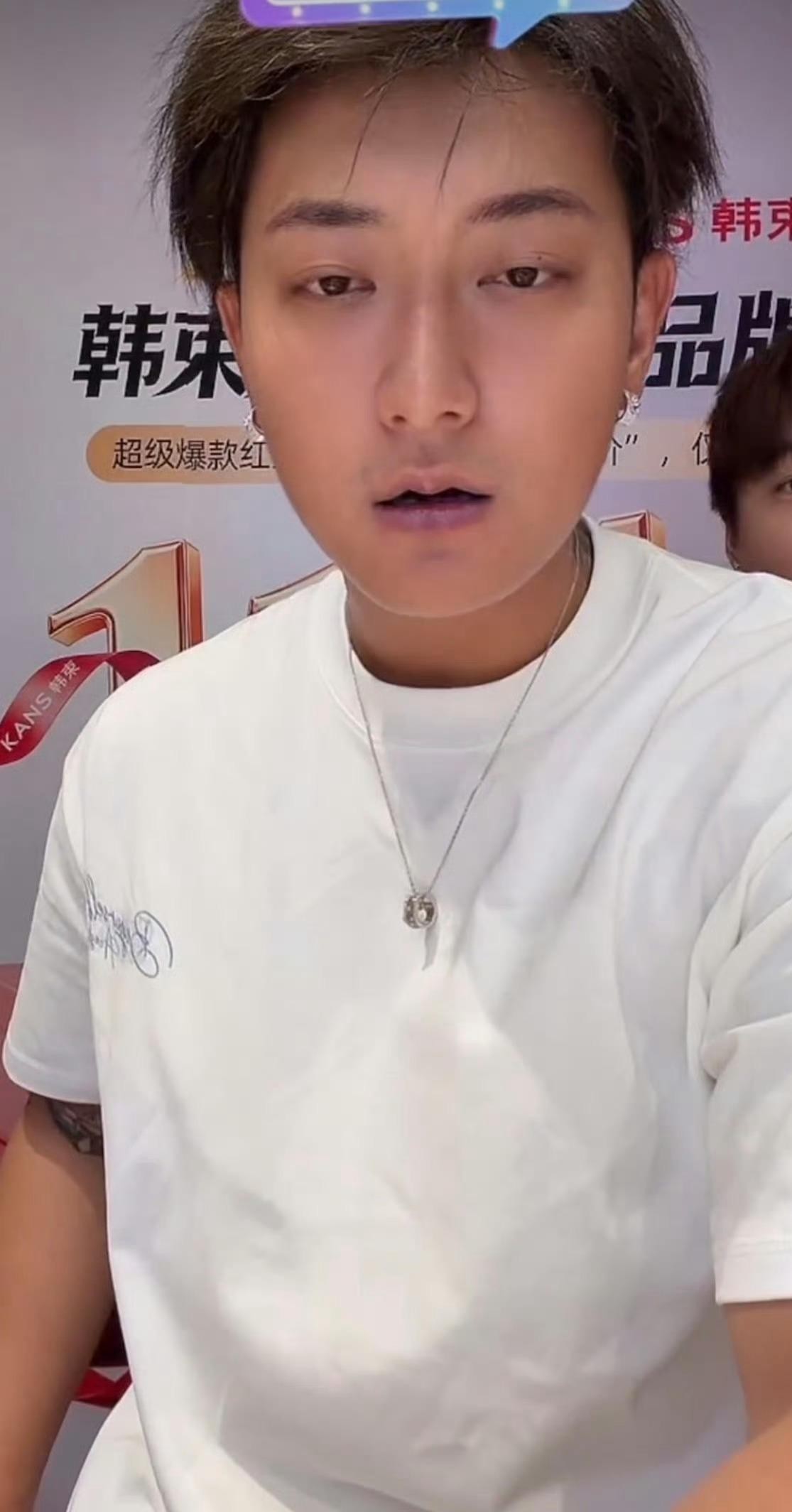 隔着屏幕逼刚生完孩子的女人掀衣服看妊娠纹，某些人的下限真是低得让人恶心。
黄子韬和徐艺洋最近合体直播带货，好端端的场子，突然被一帮刷屏的恶评给搅得稀碎。
那些人非要逼徐艺洋晒产后肚子上的印子，不是随口提一句，而是没完没了地追着要照片。
徐艺洋当时眼圈唰地红了，眼泪根本没绷住。
生育留下的身体