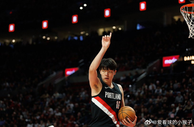 🏀杨瀚森NBA季前赛总结！交出成长答卷

整个季前赛，杨瀚森得到了不少登场机会。进攻端能挡拆下顺、近距离勾手与吃饼得分，传球视野亮眼，可以送出内传内策应，展现出色的篮球智商；防守端护框、篮板卡位是看家本领，能送出盖帽，在内线筑起屏障。

短板同样清晰：对抗强度提升后终结稳定性不足，移 ​