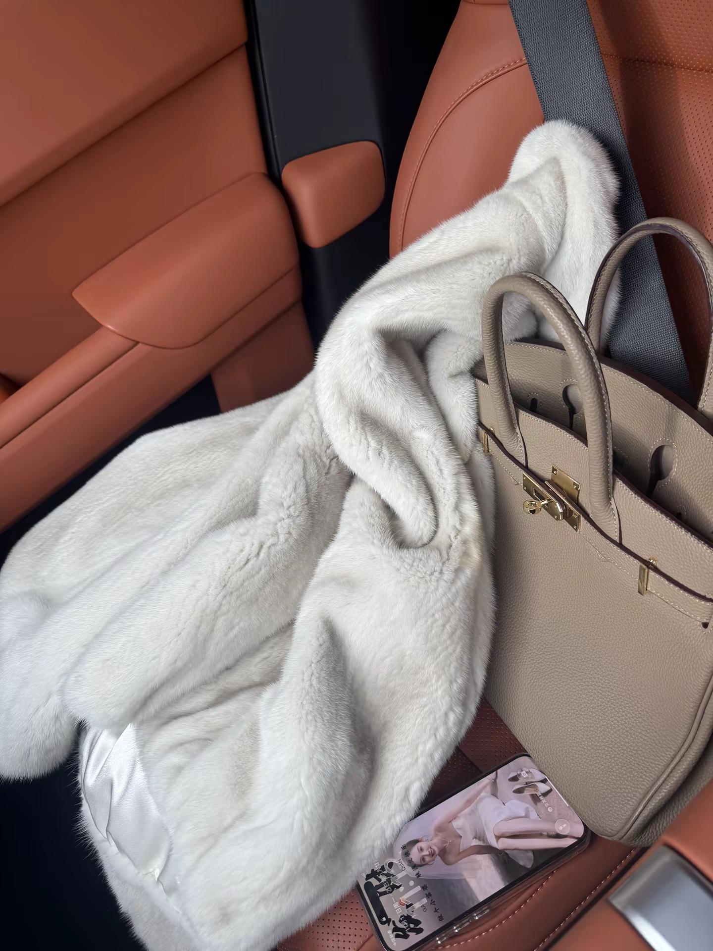 成熟女人的三大标志:穿貂，买黄金，听凤凰传奇