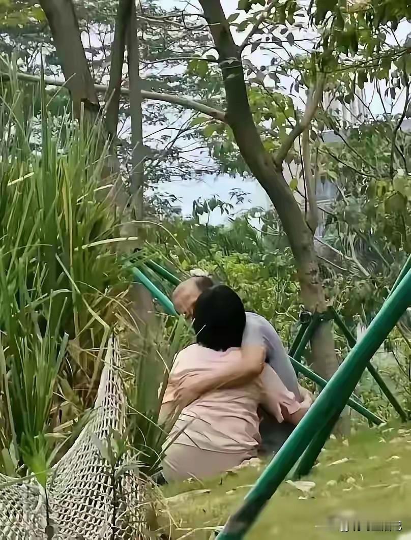 这对夫妻太恩爱了，真让人羡慕啊。