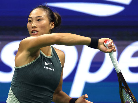 不能高兴！郑钦文2-0比雷尔后收获四个坏消息，美网正赛不好进，双误太多了
虽然郑钦文顺利拿下布蕾尔，闯入美网资格赛决胜轮，收获北美赛季连胜与高额奖金，但这场 6‑1、7‑5 的胜利，过程远没有比分看上去轻松。对比两盘技术统计，多组数据暴露出非常现实的问题，这些隐患如果得不到解决，下一轮对将会面临巨大