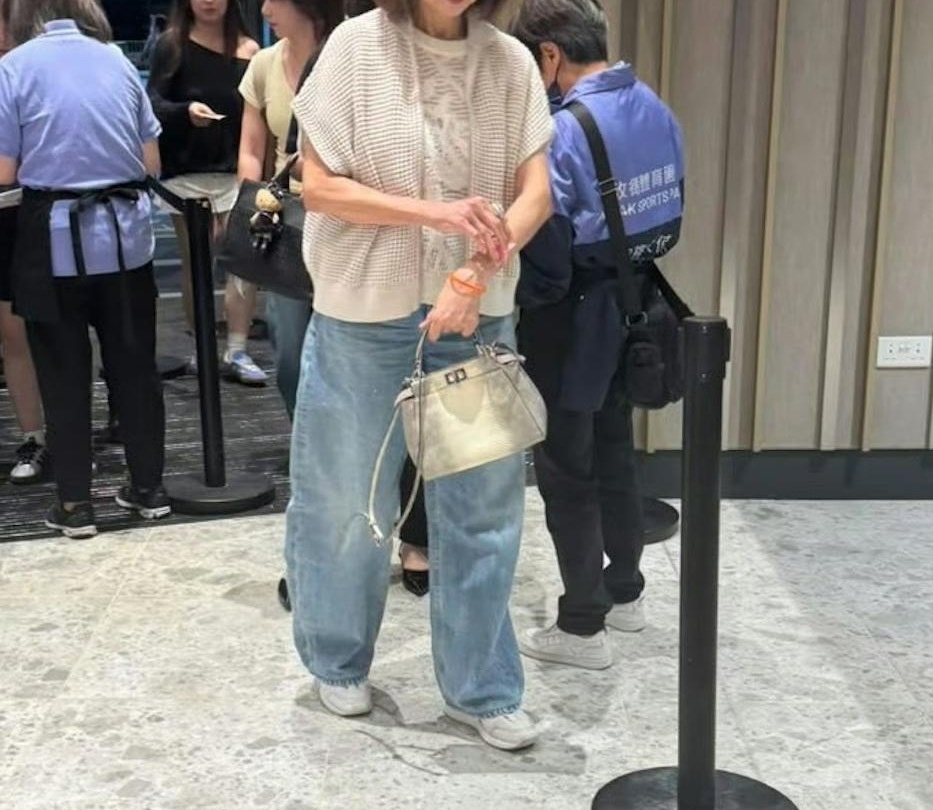 老公带着新欢满世界秀恩爱，亲妈却跑去听汪苏泷演唱会？这心是真大，还是底气太足？

说的就是豪门千金林恬儿。前脚刚传出离婚，后脚她妈谢玲玲就悠哉悠哉去追星了。

再看林恬儿自己，该走红毯走红毯，一身行头依旧闪瞎眼，名媛范儿拿捏得死死的。
换作普通人家，闺女离婚亲妈早就急得嘴上起泡了。但谢玲玲偏不，人家