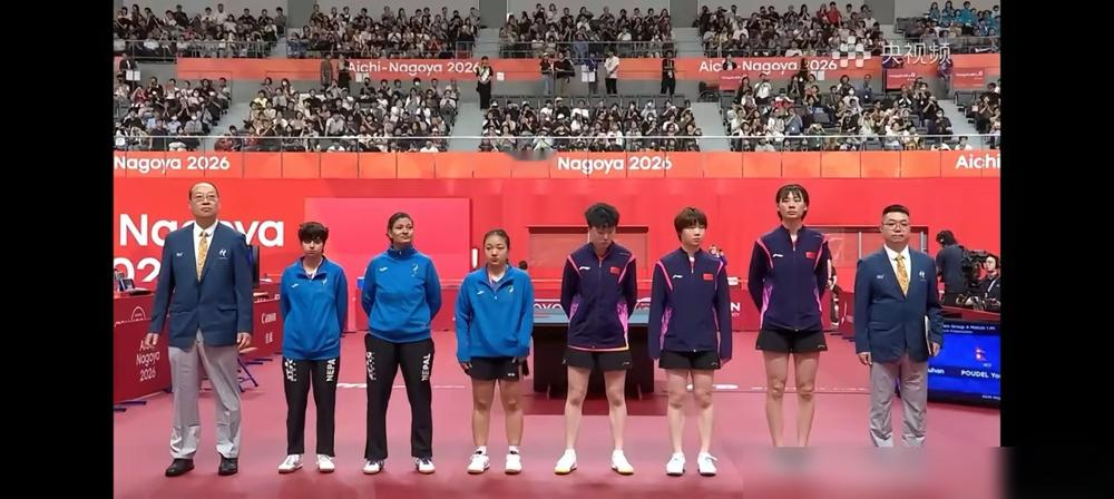 9月20日上午，国乒女团打尼泊尔，直接雪藏孙颖莎和王曼昱。上了仨生面孔，陈熠、蒯曼、范姝涵，全是亚运首秀。结果三盘九局，一局没丢，最悬殊的一局打出11比1。
范姝涵说就把状态拉满了，困难准备全做足。蒯曼开场还觉得紧张，打几个球就顺了。
主力歇着，新人扫台，对手连一局都拿不走。
梯队厚度这东西，