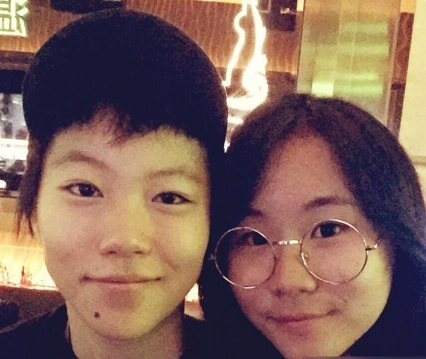同样是窦唯的亲骨肉，同父不同命这五个字，被这两个女儿演得明明白白。
窦靖童前脚在舞台上肆意开唱，姑姑窦颖就站在后面稳稳给侄女和声，选的还是亲爹早年的经典老歌。
两边长辈早就各奔东西，但音乐圈顶配的资源、长辈的人脉，这么多年愣是一点没断过。
转头看看高原生的二女儿窦佳嫄。
同样奔着做音乐去，在