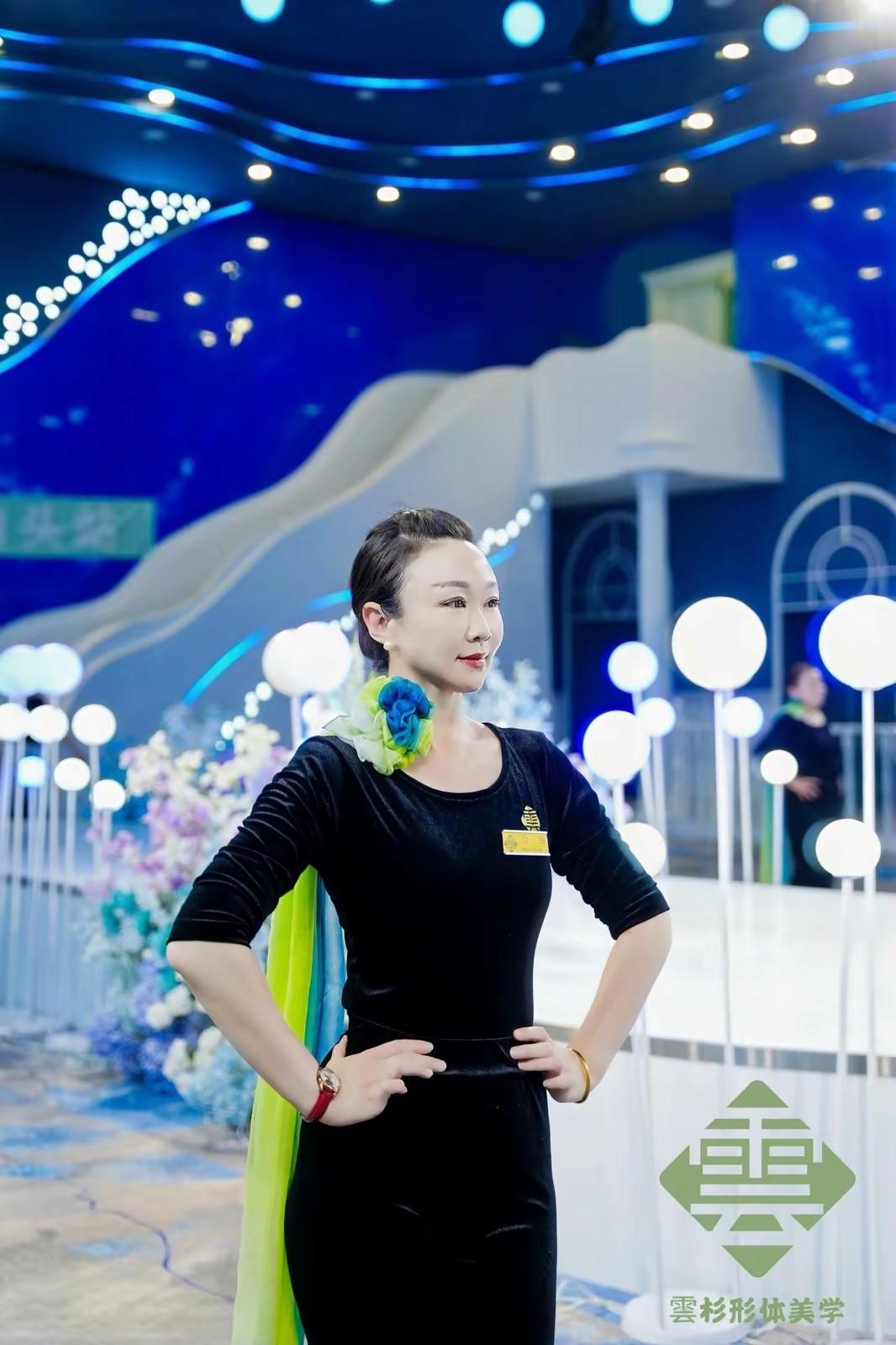 咱也是装上优雅女人了