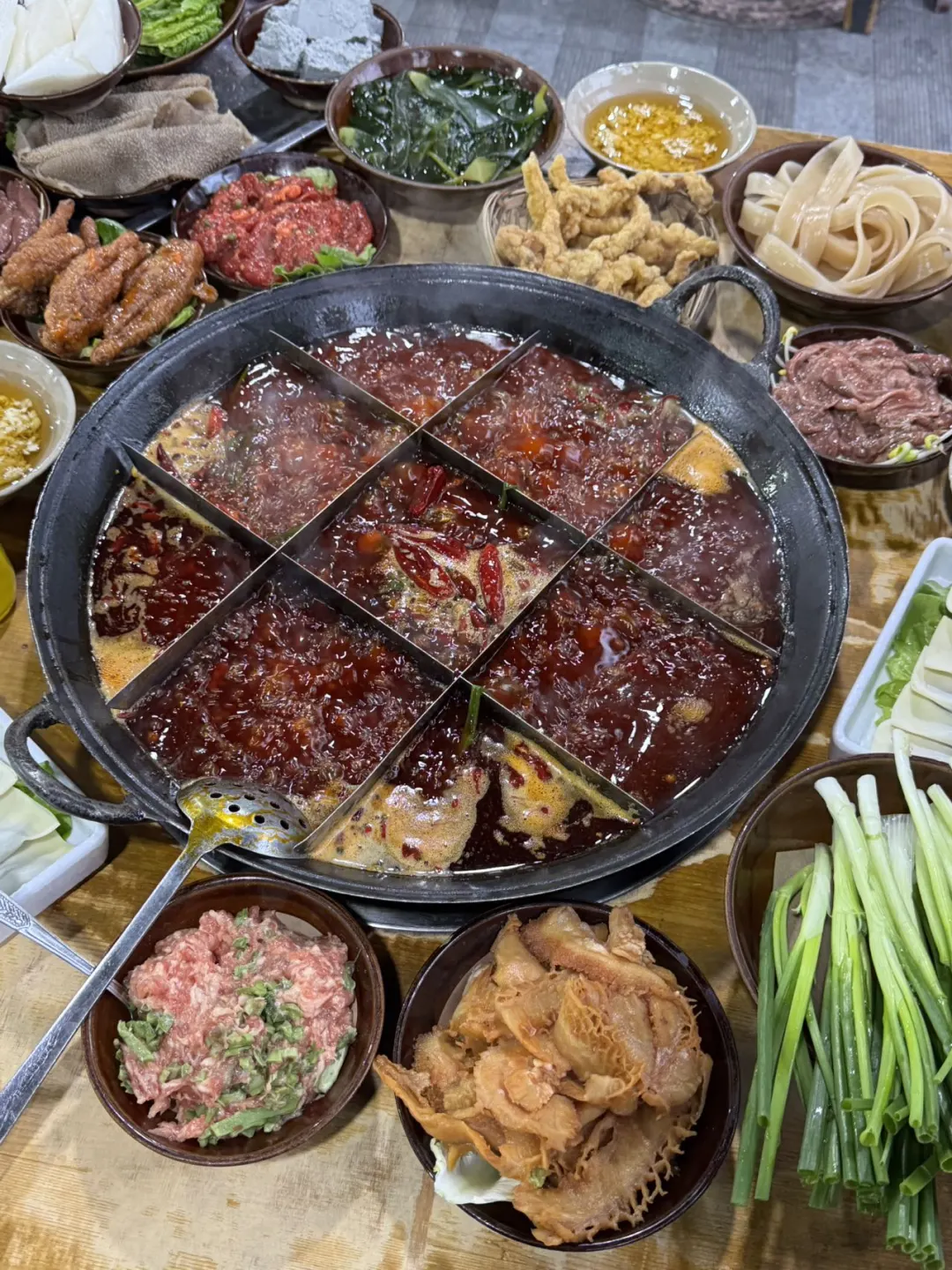 来成都还是得吃地道社区火锅！