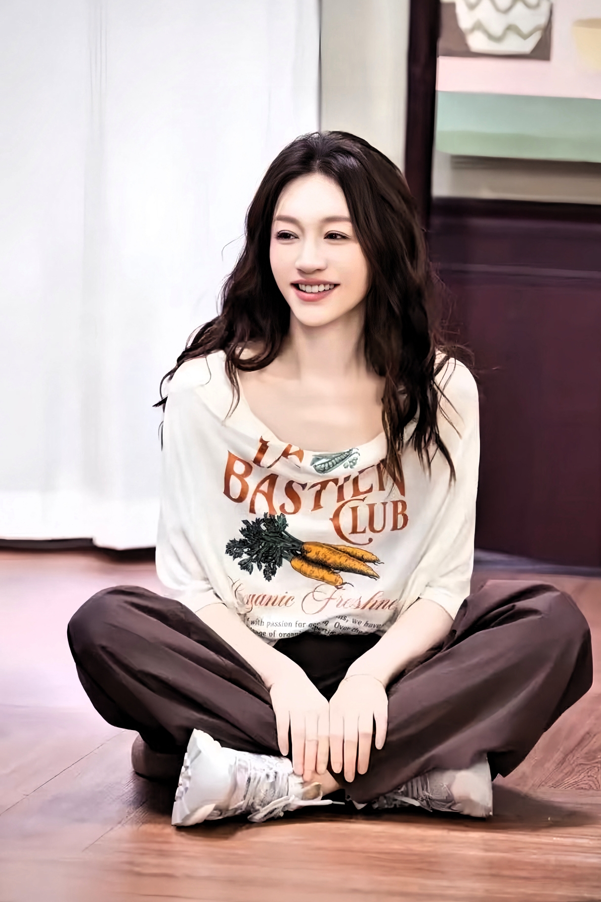 我现在最理解不了的人，就是演员李小冉了。

她今年 50 岁，相伴十余年的婚姻刚被传走到尽头，全网都在那儿替她唏嘘，说什么半辈子婚姻散了太可惜。结果她转头就在综艺里轻飘飘一句 “我为什么非要找个人呢，我就自己挺好的呀”，直接把所有同情的话都堵了回去。
刷到李小冉一句话，我愣了好几秒。

节目里她说：