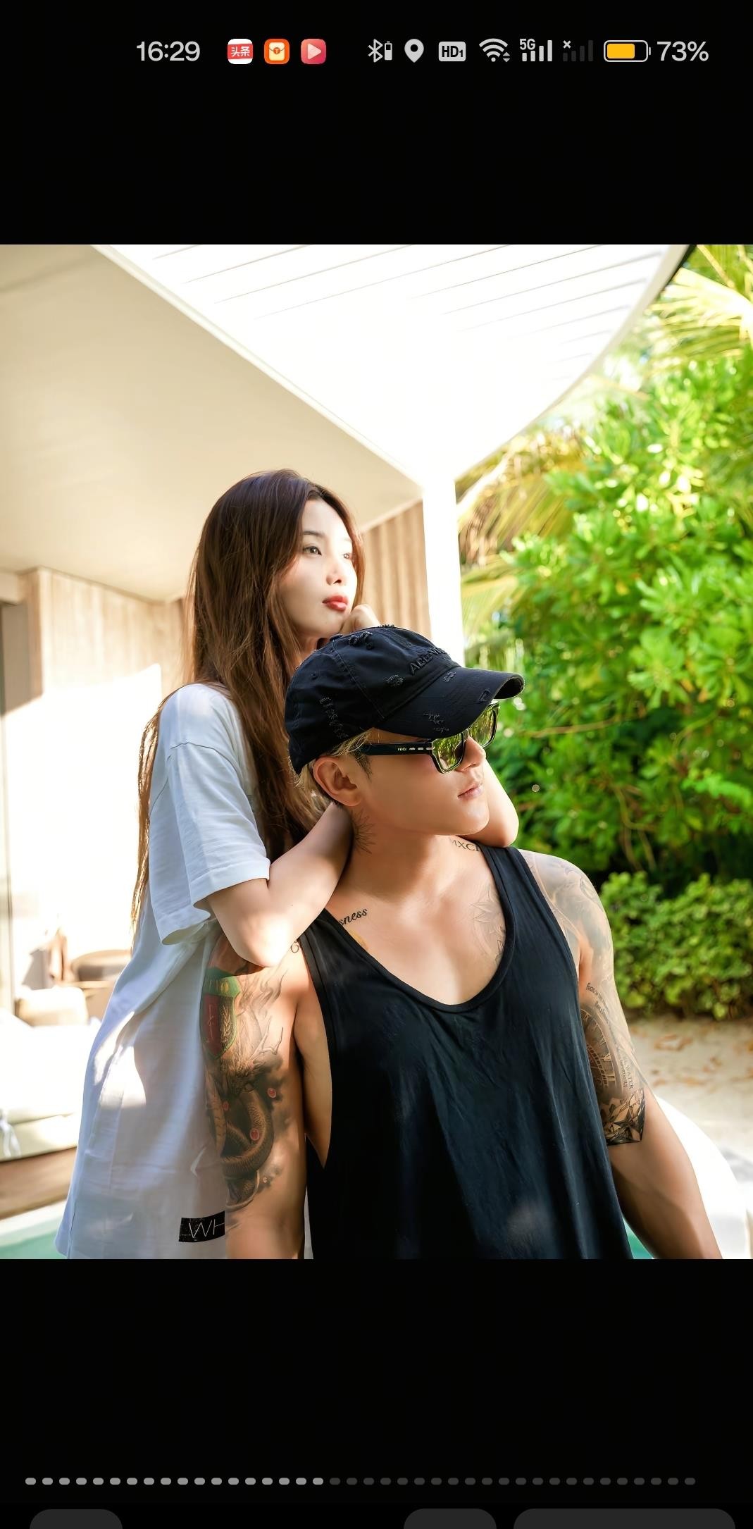 黄子韬徐艺洋到底还是把一家三口亮出来了。10月15号徐艺洋发微博，海边背影仨人牵着手，配了句“落日漫过海面，爱的人都在身边”，没多说半个字，但明眼人都懂——孩子有了。照片里小朋友能自己走、个头到腰这儿了，怎么看都不是月子里那种小婴儿，倒推回去得两岁往上。之前工作室只发过声明说“没代孕”，生没生一直不