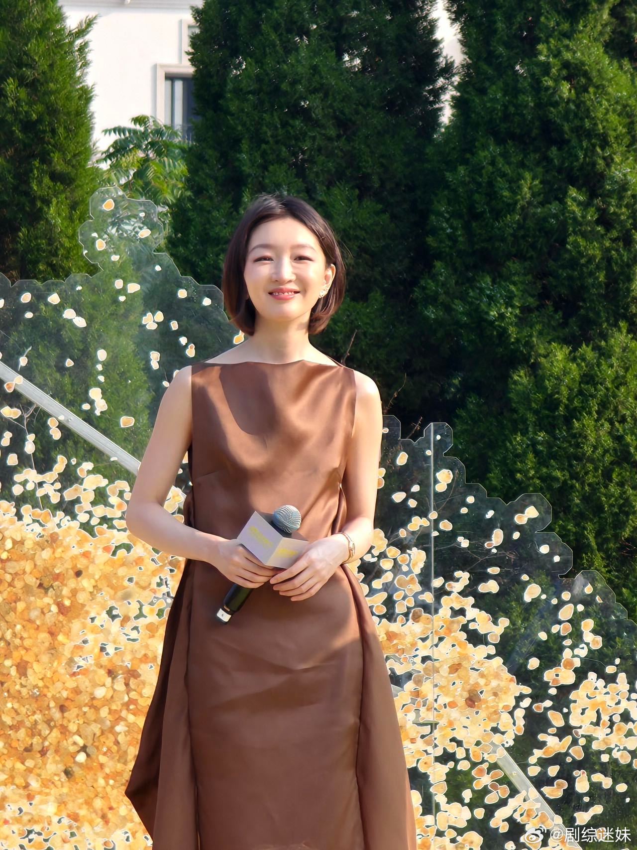 阿那亚戏剧节同框也太默契了吧，穿搭色系完全撞款，怕不是提前私下商量好了...