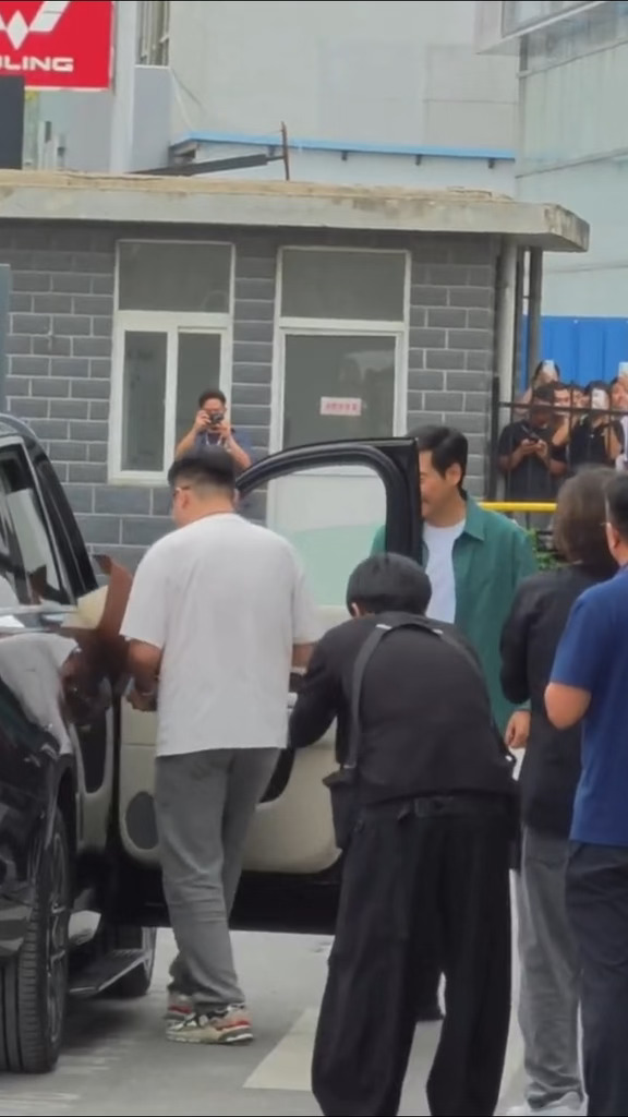 雷军为小米澎程车主交车，并为车主开车门
